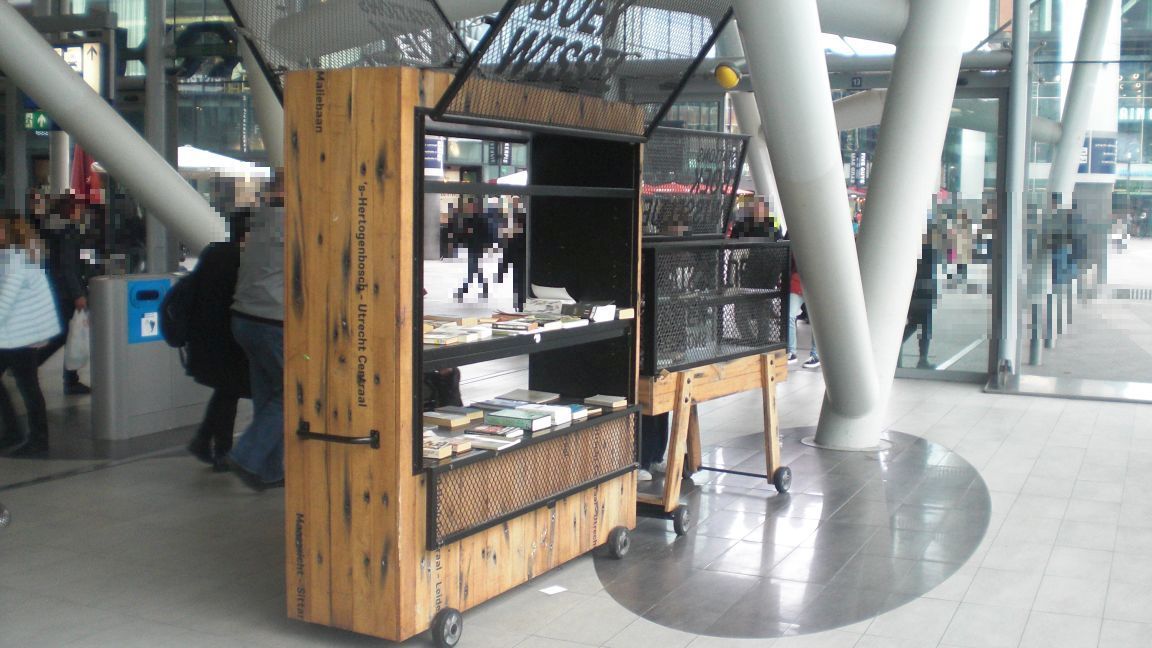Puncto de excambio de libros in le station de Utrecht in Nederland, photo 3.