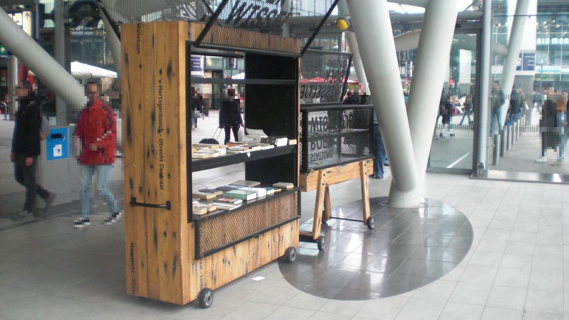 Puncto de excambio de libros in le station de Utrecht in Nederland, photo 4.